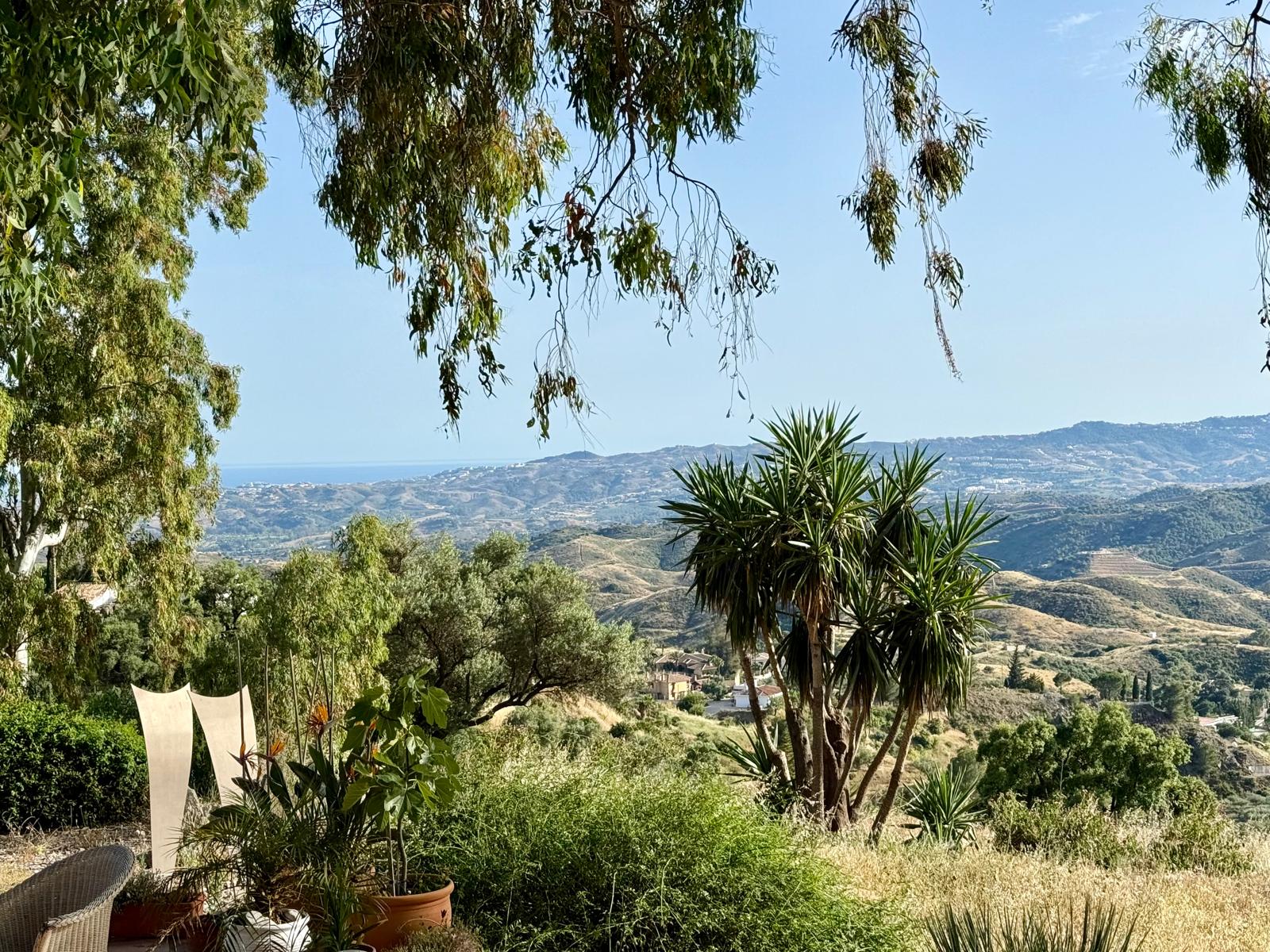 Weiter Blick über die Berge bis zum Meer, Costa del Sol